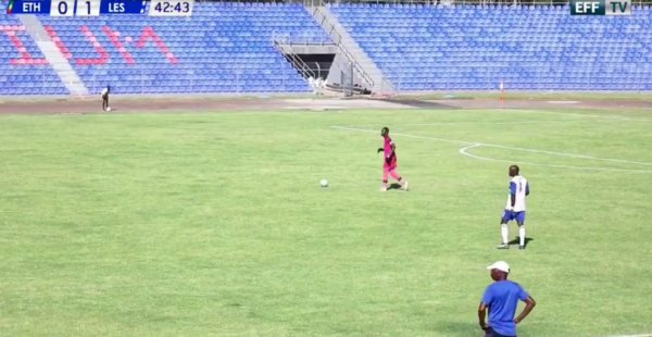 Versus / ¡A lo Chilavert! El golazo desde su propio campo de un arquero en África