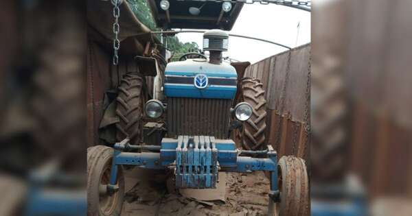 Diario HOY | Tractor que había sido robado en Alto Paraná fue recuperado en Itapúa