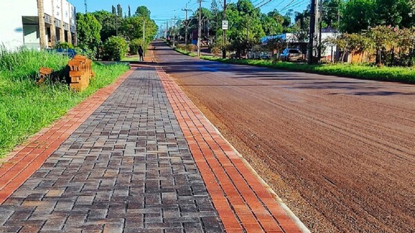 Hermosean las veredas en la avenida de acceso a Bella Vista