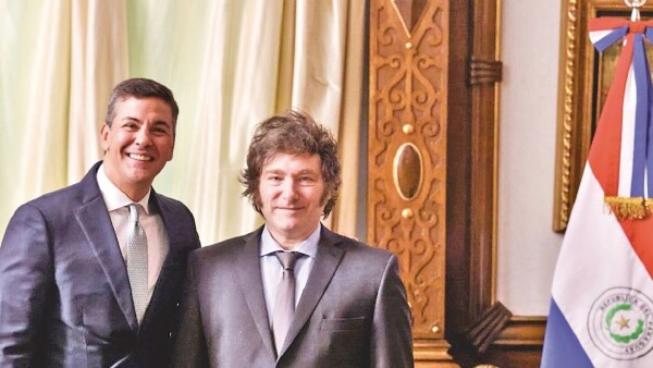 Santiago Peña conversa con Javier Milei sobre la EBY e hidrovía