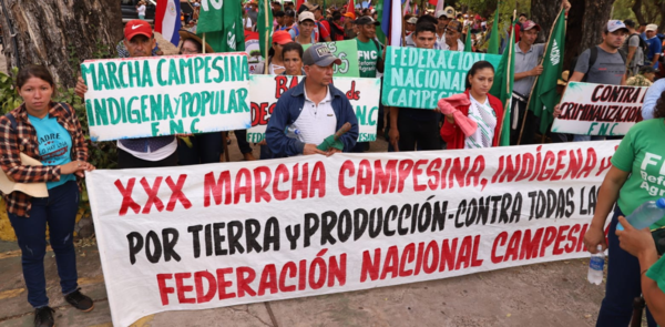 Campesinos marchan en Paraguay e insisten en la demanda hist贸rica de la reforma agraria - Revista PLUS