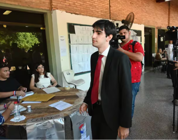 A golpes: Incidentes en la Facultad de Derecho de la UNA mientras se desarrollan las elecciones