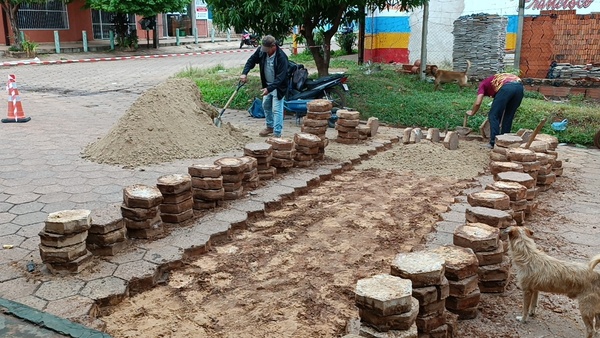 Instalan reductores de velocidad en peligrosa bocacalle de barrio Itacurubi