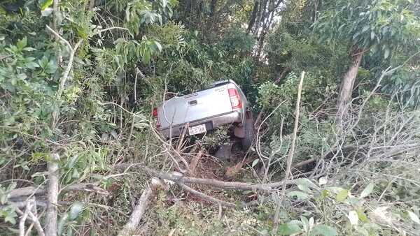 CAMIONETA TERMINA EN UN BARRANCO POR EVITAR UN CHOQUE - Itapúa Noticias