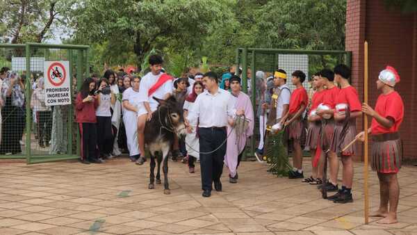 Viacrucis viviente en colegio de Concepción: Recordando el Viernes de Dolores