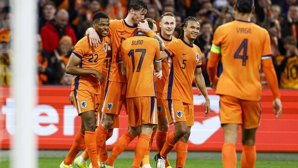 Países Bajos golea, Memphis reaparece