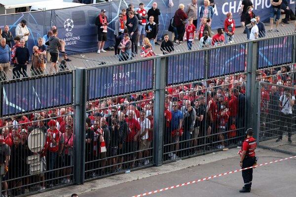 Versus / La UEFA indemnizará a hinchas de Liverpool por el caos en la final de París 2022