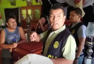 Policía peruana irrumpe en un velorio para decomisar ataúd con el cadáver