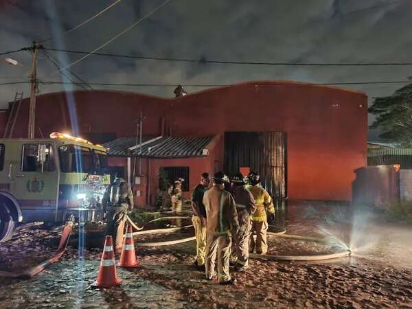 Video: Incendio de depósito de cáñamo en Mariano Roque Alonso - Policiales - ABC Color