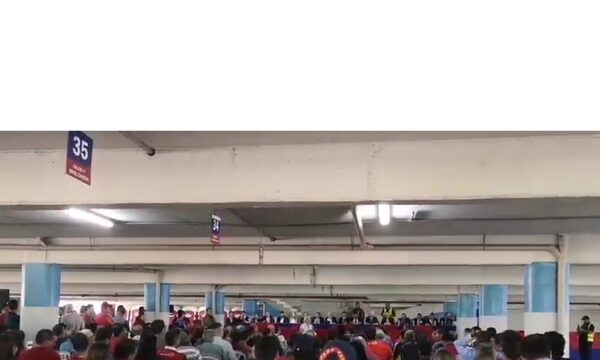 (VIDEO)Socios de Cerro le gritaron de todo a Zapag en la asamblea: “Ni para concierto no servís”