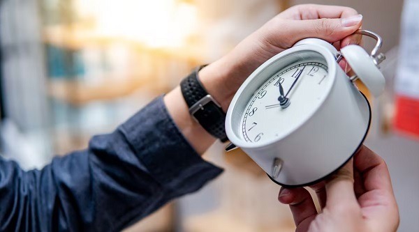 ¿Se atrasa o se adelanta? Lo que debés saber de la hora oficial del Paraguay