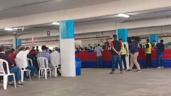 La tensa Asamblea de Cerro: entre pedidos de renuncia e insultos - Cerro Porteño - ABC Color