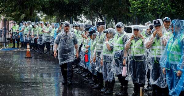 La Nación / Policía Nacional recogió basuras dejadas por campesinos luego de la marcha