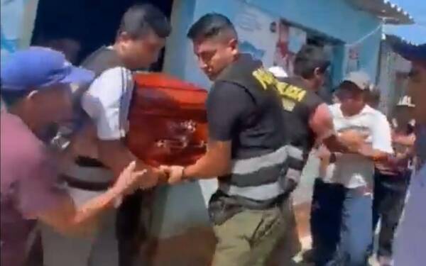 La Policía cayó en el velatorio y se llevaron ¡al muerto!, al cajón, los “recuerditos”…