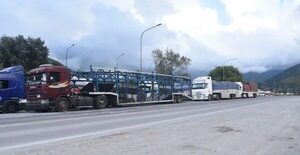 Filas de camiones paraguayos están varados en la frontera entre Chile y Argentina - La Tribuna