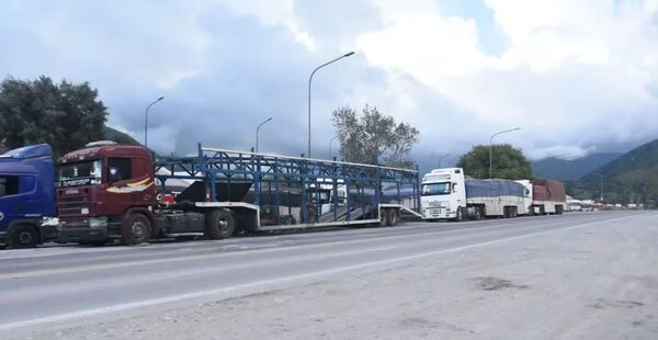 Filas de camiones paraguayos están varados en la frontera entre Chile y Argentina - La Tribuna