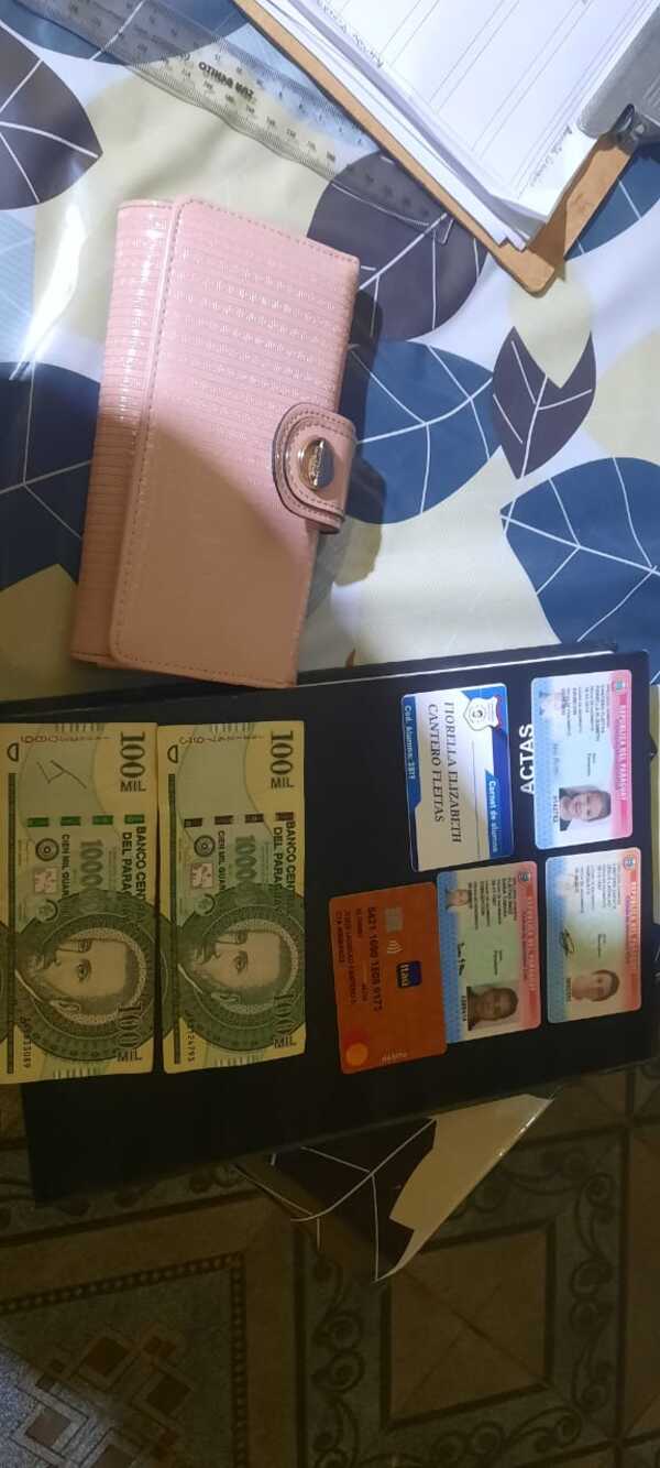 Joven encuentra billetera extraviada y la entrega a la Comisaría de Itacurubí