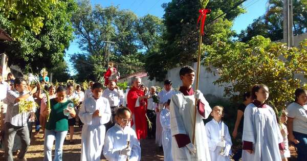 La Nación / Feligreses celebran bendición de las palmas en Villa Elisa