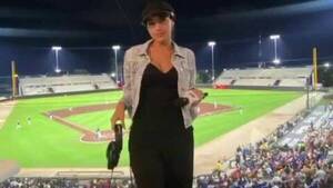¡Exmodelo paraguaya se convirtió en comentarista de beisbol!