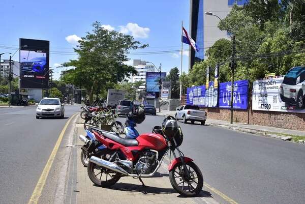 Motos estacionan irregularmente en paseo central de avenida Aviadores del Chaco - Nacionales - ABC Color