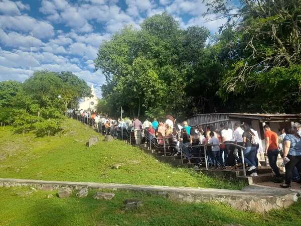 Fuerte Olimpo: fieles escalan cerro manteniendo tradición de bendición de palmas - Noticias del Chaco - ABC Color