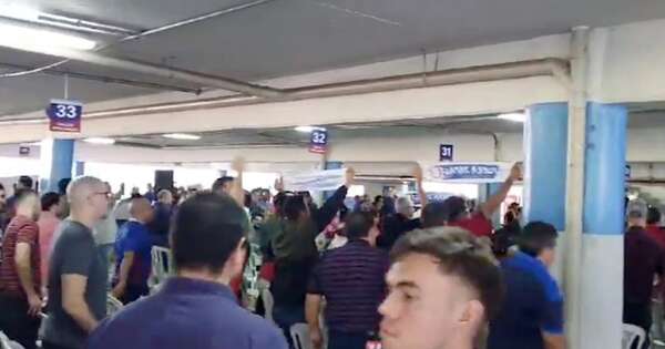 La Nación / Incidentada asamblea