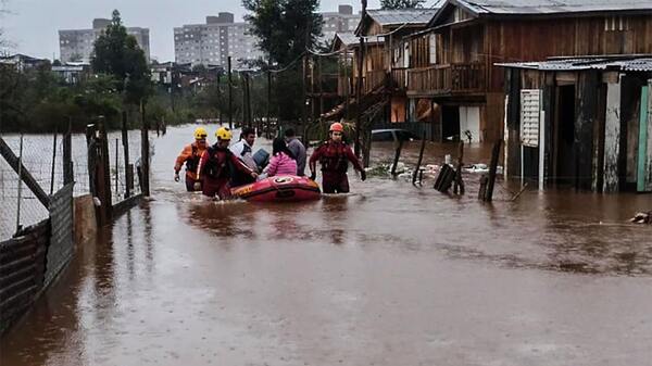 Ascendió a 25 el número de muertos por las intensas lluvias e inundaciones en Brasil - .::Agencia IP::.