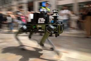 Un perro robot que controla patinetes, el nuevo ayudante de la Policía en Málaga (España) - Tecnología - ABC Color