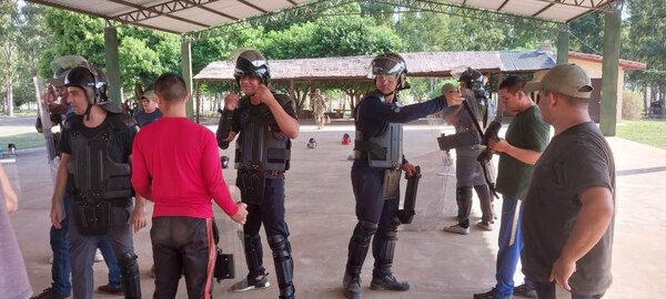 Futuros agentes penitenciarios son adiestrados por militares y policías - Judiciales.net