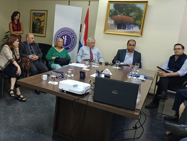 Científico propone una revisión crítica para frenar la creación de nuevas facultades de medicina · Radio Monumental 1080 AM