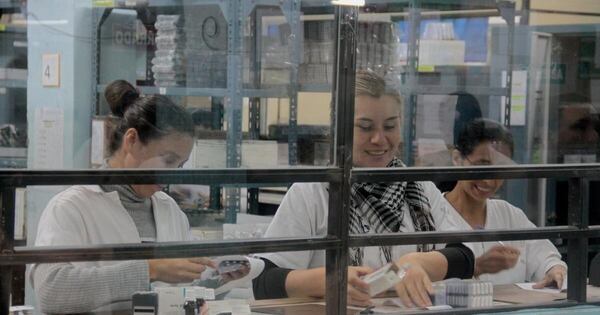 La Nación / Buscan formas de paliar la falta de medicamentos, dice director de IPS