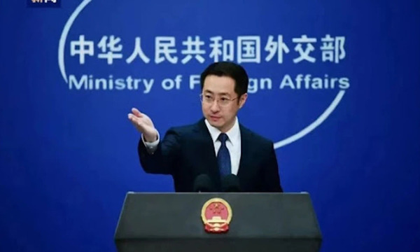 China pide ponerse en “lado correcto de la historia” a Santiago Peña