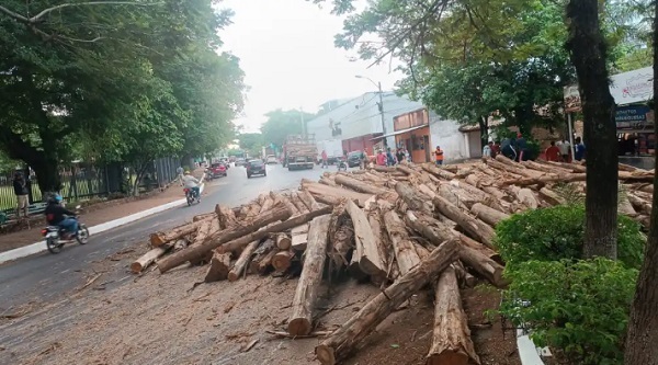 Incidente con carga de madera aterra a lomitero en Yaguarón