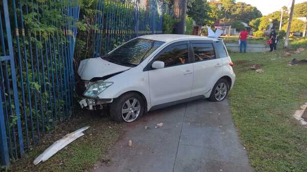 AUTOMÓVIL PERDIÓ EL CONTROL Y CHOCÓ