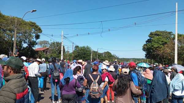 Misiones: Cierran ruta en reclamo de 12.000 kits de víveres a Yacyretá