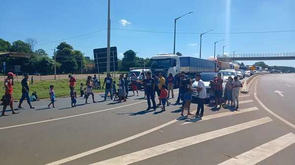 Nativos cierran media calzada de la ruta PY02 para exigir víveres - Nacionales - ABC Color