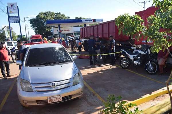 Carapeguá: mujer falleció tras chocar su motocicleta contra automóvil estacionado - Nacionales - ABC Color