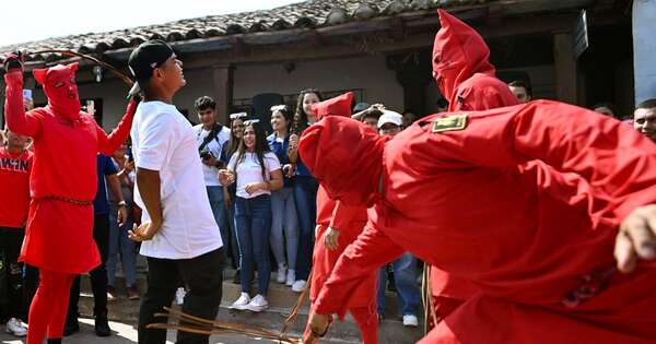 La Nación / Diablos salen por Semana Santa y azotan a pecadores salvadoreños