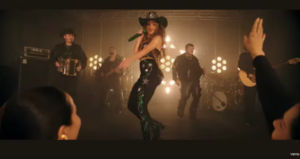 Shakira estrenó el video oficial de la canción ‘Entre paréntesis’ con Grupo Frontera