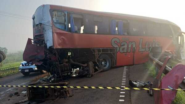 Camión choca contra un bus de pasajeros y deja tres fallecidos en Caaguazú
