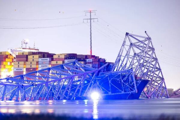 Dos personas rescatadas vivas tras derrumbe de puente en Estados Unidos - Mundo - ABC Color