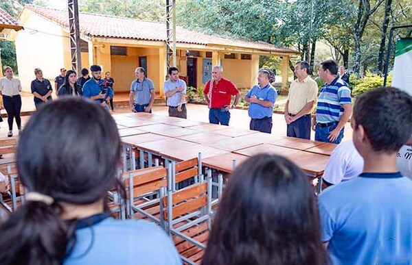 Intendente de Hernandarias entrega mobiliarios en instituciones educativas del municipio | DIARIO PRIMERA PLANA