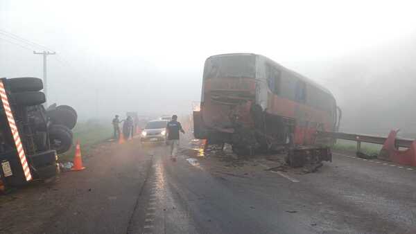 Tres fallecidos deja choque entre colectivo y un camión