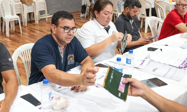 Entregan tarjetas a adultos mayores en CDE