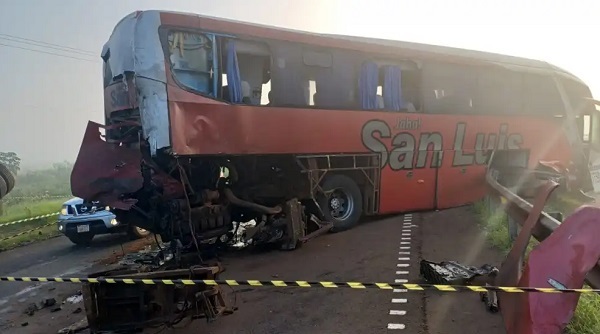 Choque entre camión y bus deja tres muertos en Caaguazú