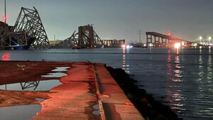 Puente se desploma tras choque de un buque carguero