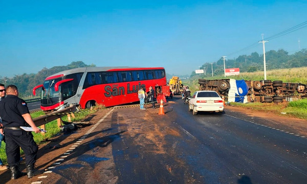 Tras choque de camión de carga y ómnibus en Caaguazú se reportan tres fallecidos