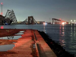 Un barco chocó un puente en Estados Unidos y provocó su derrumbe