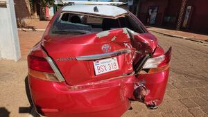 Aparatoso choque entre motocicleta y automóvil involucra a un conocido sacerdote