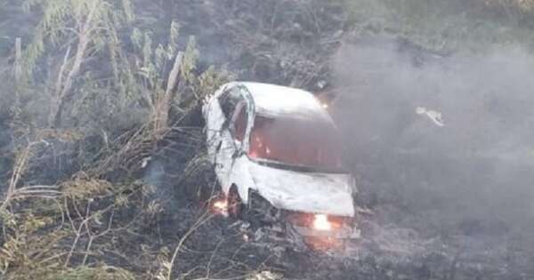 Diario HOY | Vehículo chocó y acabó incendiándose tras caer en un pastizal en llamas